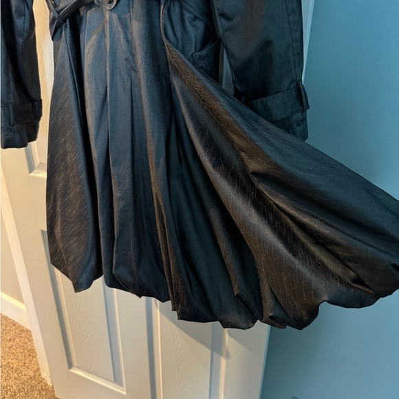 Elegant, boutique, 3/4 length rain/trench coat, metallic coloring by Samuel Dong - Picture 4 of 4